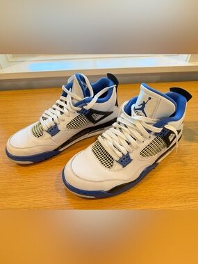 Air Jordan Men’s Retro 4 Sneakers Blue and White Collar